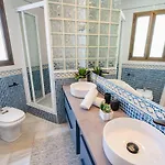 Golden Beach Holiday Home - Private Jacuzzi, 4 Swimming Pools & Direct Access To The Beach Apartament