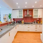 Apartament Golden Beach Holiday Home - Private Jacuzzi, 4 Swimming Pools & Direct Access To The Beach Marbella