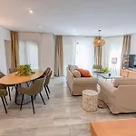 Apartament Golden Beach Holiday Home - Private Jacuzzi, 4 Swimming Pools & Direct Access To The Beach Marbella