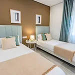Apartament Golden Beach Holiday Home - Private Jacuzzi, 4 Swimming Pools & Direct Access To The Beach