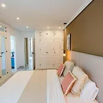 Golden Beach Holiday Home - Private Jacuzzi, 4 Swimming Pools & Direct Access To The Beach Apartament *