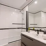 Apartament Golden Beach Holiday Home - Private Jacuzzi, 4 Swimming Pools & Direct Access To The Beach