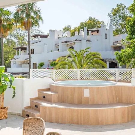 Apartament Golden - Private Jacuzzi, 4 Swimming Pools & Direct Access To The