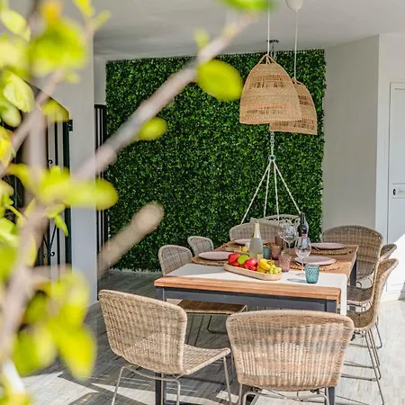 Golden With Jacuzzi *