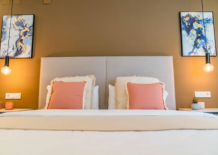 Golden With Jacuzzi דירה